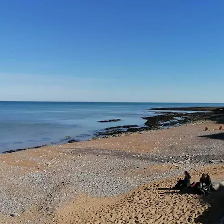 Lumineux Et Cosy Avec Jardin Vue Sur Chateau Pres Port En Bessin, Bayeux Et Omaha Apartment Commes