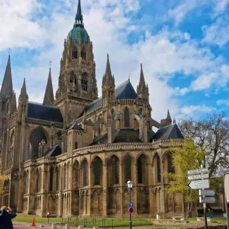 Lumineux Et Cosy Avec Jardin Vue Sur Chateau Pres Port En Bessin, Bayeux Et Omaha Apartment Commes